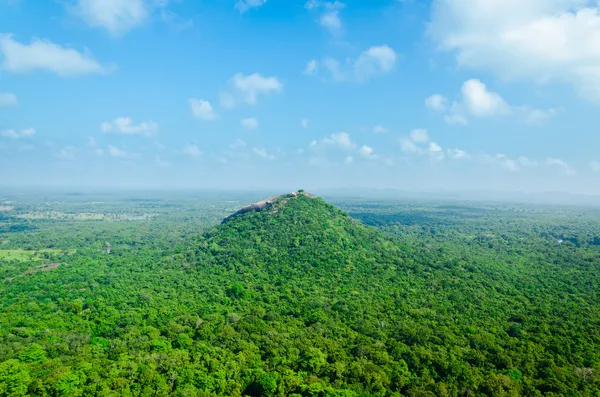 Vista desde el monte Sigiriya hasta la montaña en forma de fem — Foto de Stock