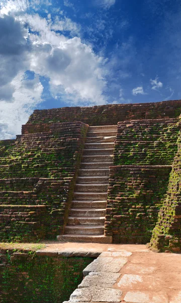 Schritte und die Ruinen des königlichen Palastes und des Parks von Sigiriya — Stockfoto