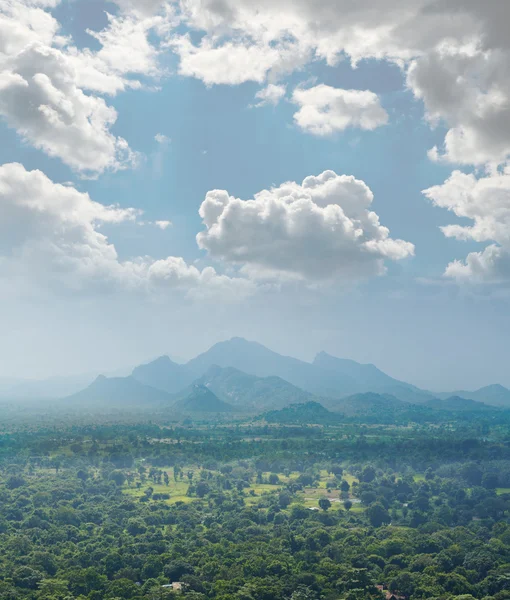 Uitzicht vanaf mount burcht op sigiriya in de vallei, sri lanka (ceylon). — Stockfoto
