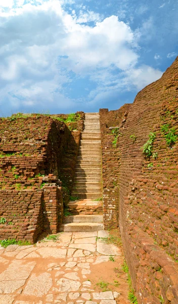 Les marches et les ruines du palais royal et du parc de Sigiriya — Photo
