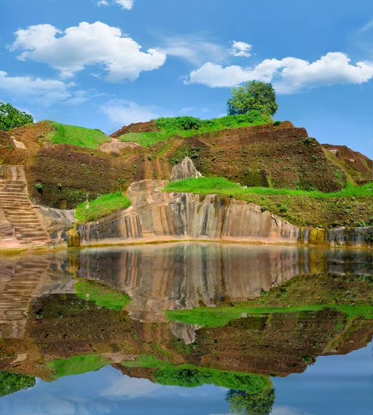 Παραμένει της λίμνης παλάτι σε mount sigiriya, Σρι Λάνκα (Κεϋλάνη) — Φωτογραφία Αρχείου