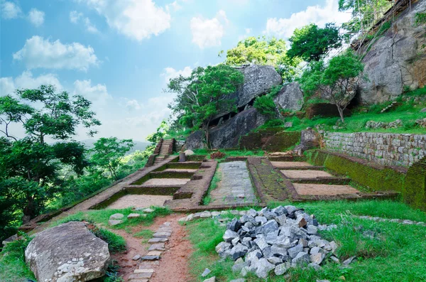 Antické ruiny v blízkosti hora sigiriya, Srí lanka (Cejlon) — Stock fotografie