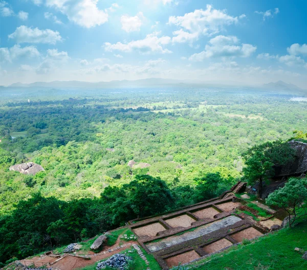 Antiguas ruinas en los alrededores del monte Sigiriya, Sri Lanka (Ceilán) ) — Foto de Stock