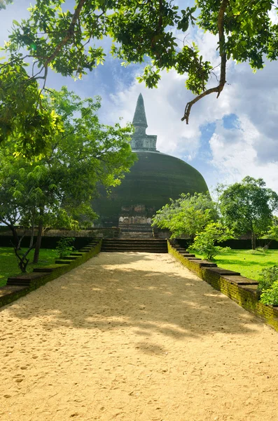 Fourth largest dagoba in Sri Lanka after the three great dagobas — Stock Photo, Image