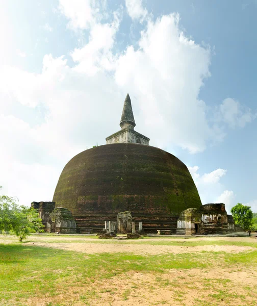 Quarto dagoba più grande dello Sri Lanka dopo i tre grandi dagoba — Foto Stock