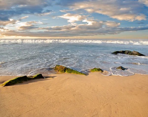 Pierres dans les vagues sur la côte de l'océan — Photo