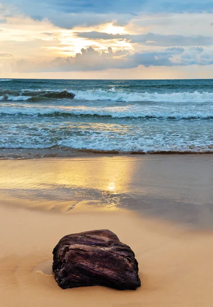ชายฝั่งทะเลตอนพระอาทิตย์ตก — ภาพถ่ายสต็อก