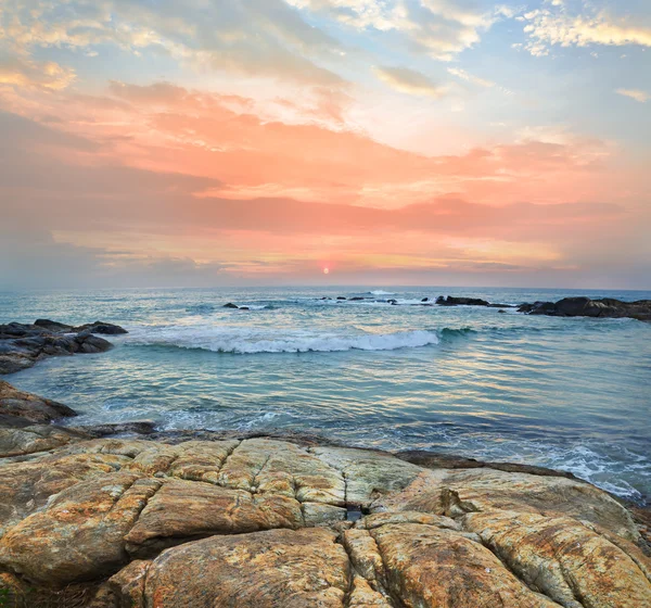 Günbatımı okyanus sahilinde — Stok fotoğraf