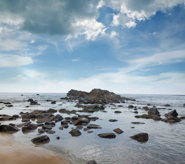 Stenar i vågorna på havet kusten — Stockfoto