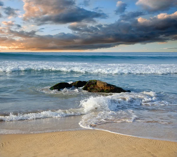 Pierres dans les vagues sur la côte de l'océan — Photo