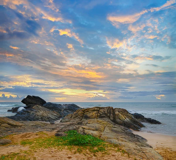 Havet stranden i solnedgången — Stockfoto