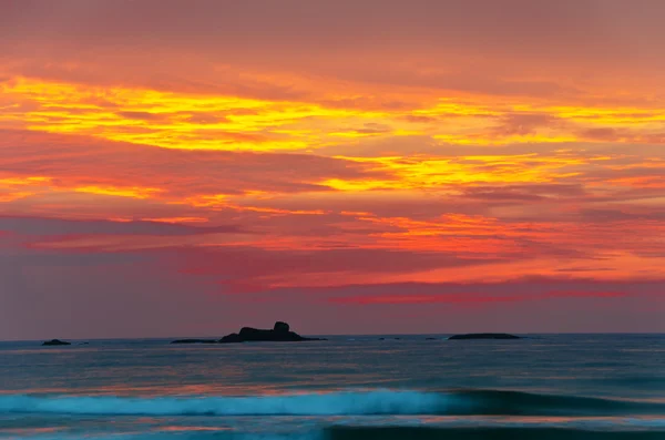 ชายฝั่งทะเลตอนพระอาทิตย์ตก — ภาพถ่ายสต็อก