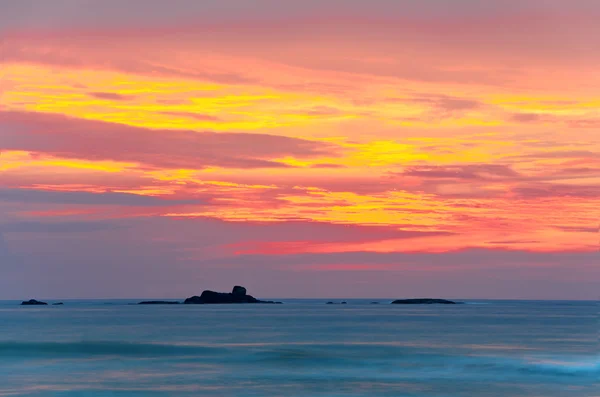 Havet stranden i solnedgången — Stockfoto