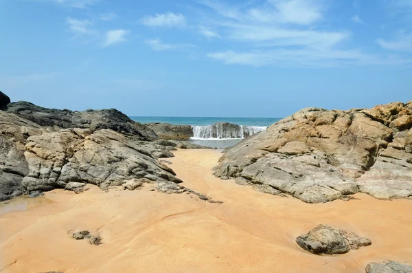 Stenar i vågorna på havet kusten — Stockfoto