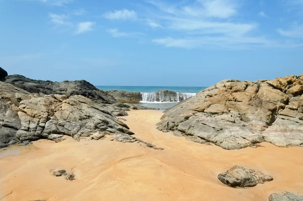 Stones in the waves on ocean coast — Stock Photo, Image