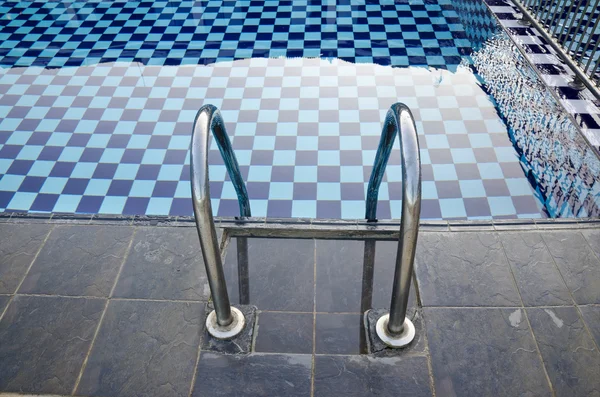 Schwimmbad mit Treppe — Stockfoto