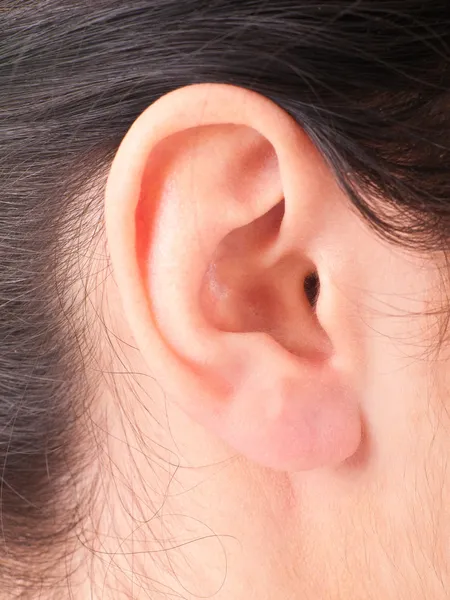 Närbild kvinnas öra — Stockfoto
