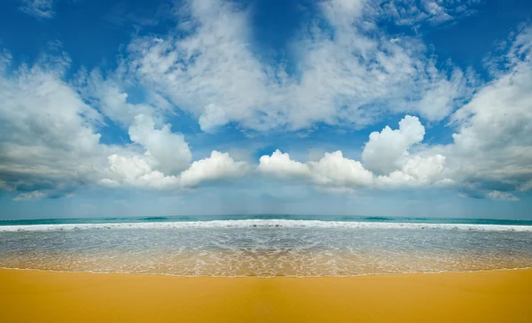 Praia deserta arenosa — Fotografia de Stock
