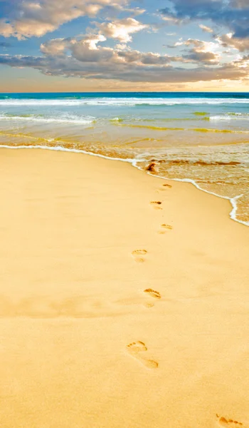 Menselijke voetafdruk in het zand — Stockfoto