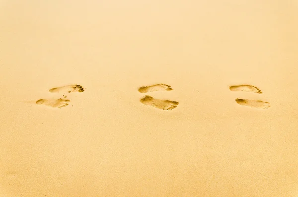 Menselijke voetafdruk in het zand — Stockfoto