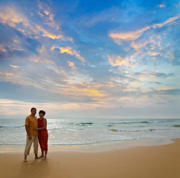 日落时在海滩上的夫妻 — 图库照片