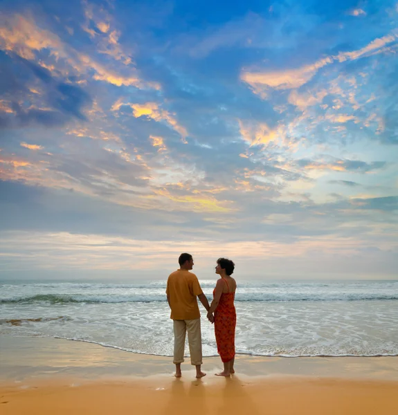 日落时在海滩上的夫妻 — 图库照片