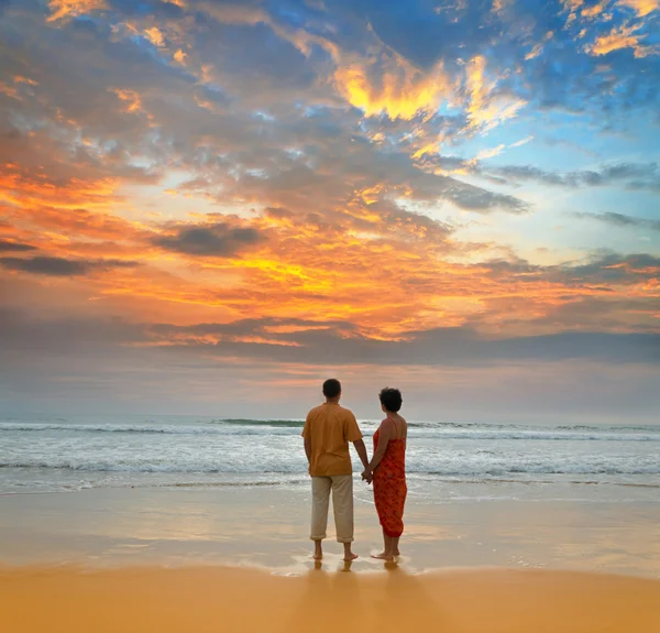 Couple on the beach at sunset — Stock Photo, Image