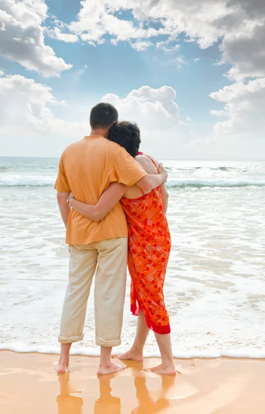 Couple on the beach at sunset — Stock Photo, Image