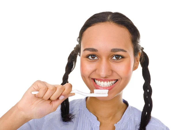 アフリカ系アメリカ人の女の子が彼女の歯を磨く — ストック写真
