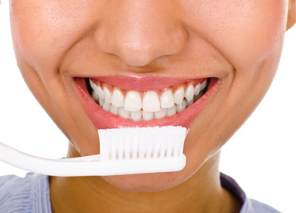 Афро-американская девушка чистит зубы — стоковое фото