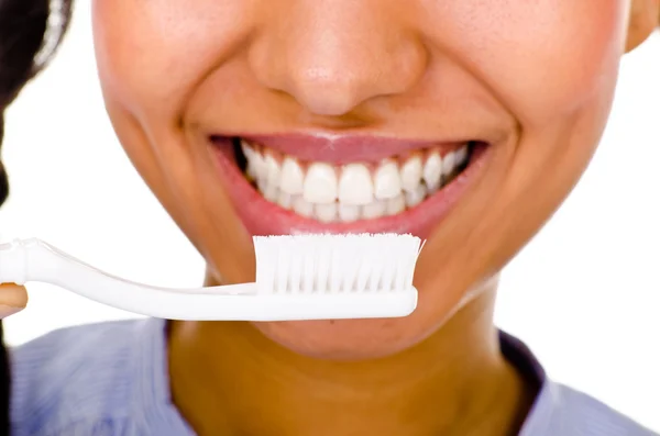 Афро-американская девушка чистит зубы — стоковое фото