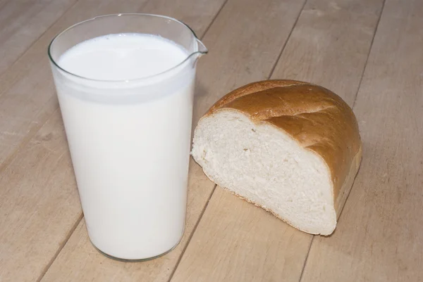 Vetro latte fresco e pane — Foto Stock