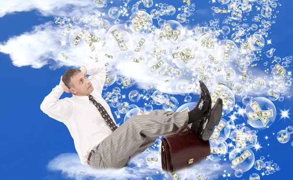 Rózsaszín szappan álmok egy boldog élet, az üzletember egy bolyhos fehér felhő ül — Stock Fotó