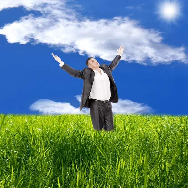 Счастливый человек над зеленым полем — стоковое фото