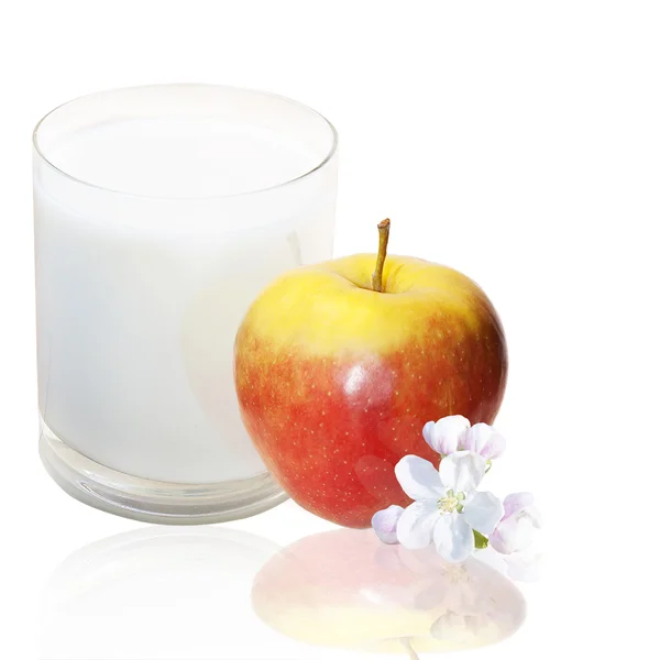 The red apple glass of fresh milk over white background — Stock Photo, Image