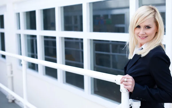 Attraktiv blond kvinna med fönster — Stockfoto