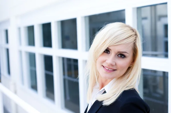 Attraktiv blond kvinna med fönster — Stockfoto