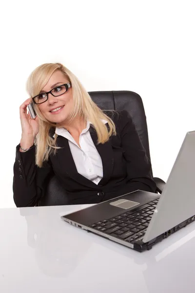 Geschäftsfrau mit Brille bei der Arbeit — Stockfoto