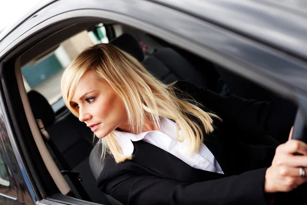 Усміхнена жінка водій на кермі автомобіля — стокове фото