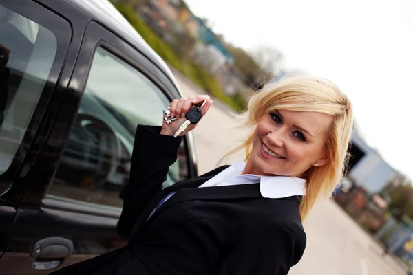 Uśmiechnięta blondynka z kluczyki do samochodu — Zdjęcie stockowe