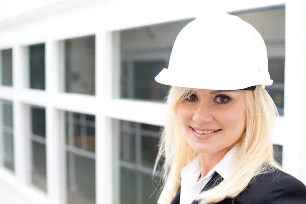 Jonge vrouw engineer bij het bouwterrein — Stockfoto