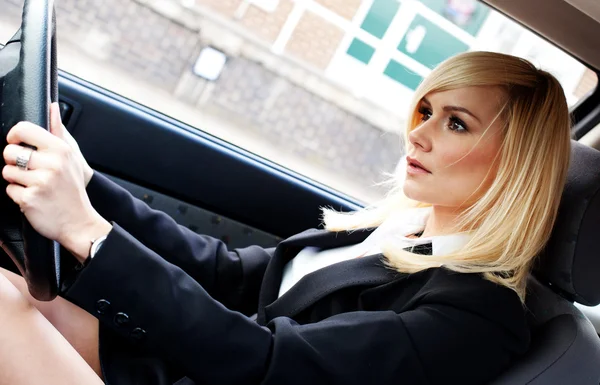 車を運転する美しい女性実業家 — ストック写真