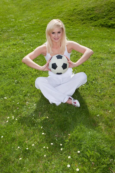 Futbol topu tutan güzel kadın — Stok fotoğraf