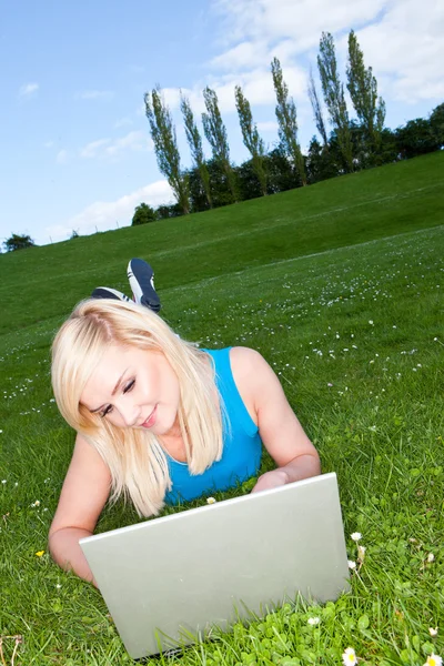Working with a laptop in the park — Stock Photo, Image