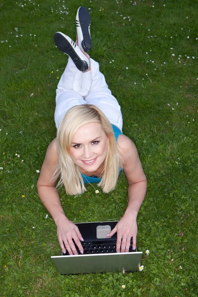 Žena pomocí její laptop na trávě — Stock fotografie