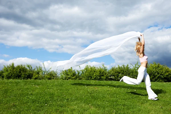 白いスカーフを走っている女性 — ストック写真