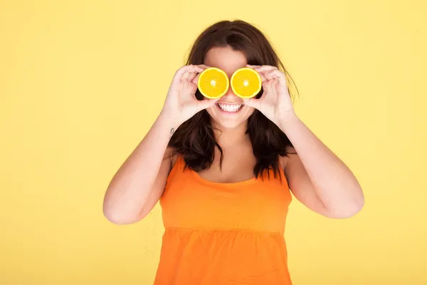 Vrouw met plezier met sinaasappelen — Stockfoto