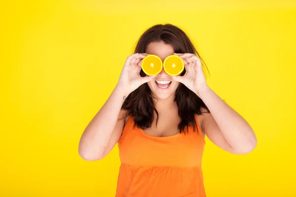 Modelo de conceito divertido com fatias de laranja para olhos — Fotografia de Stock
