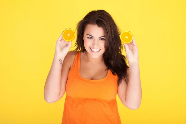 Милая наглая женщина развлекается с апельсинами — стоковое фото