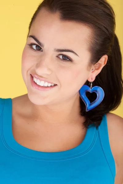Femme sexy avec boucle d'oreille coeur — Photo
